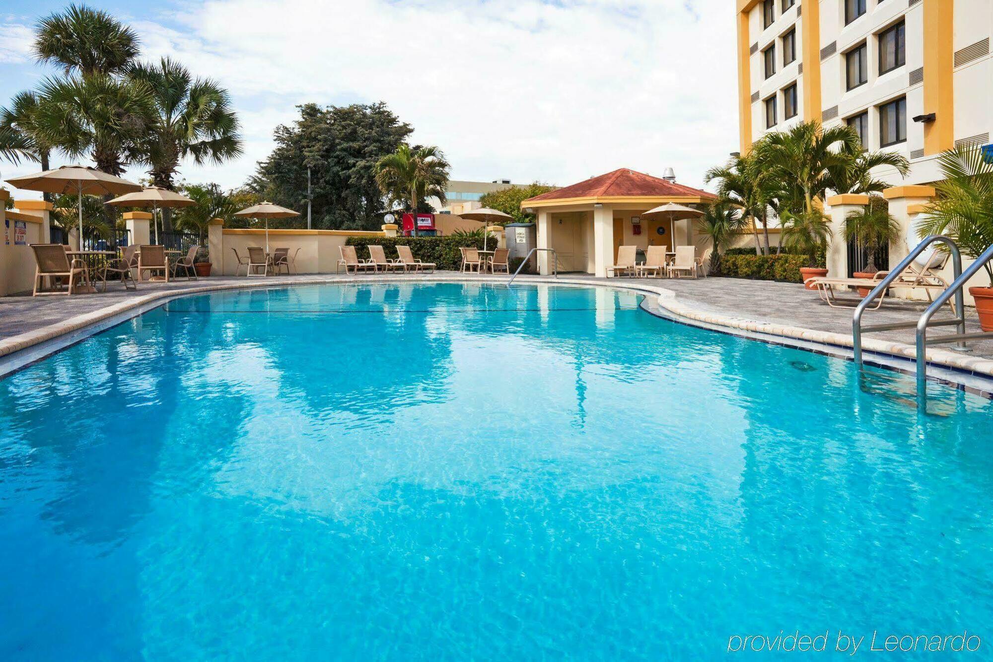 Holiday Inn Express Hotel & Suites Miami - Hialeah By Ihg Esterno foto